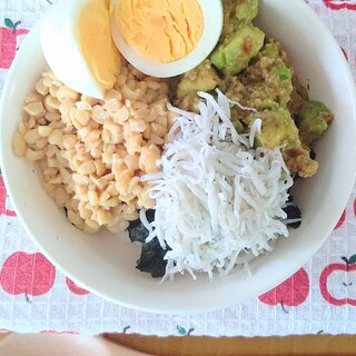 ごま油香る✨アボカドしらす納豆丼　ゆで卵のせ